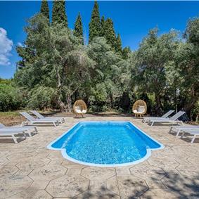 4 bedroom villa with pool by the sea, near Corfu town, sleeps 8